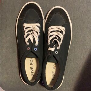 Men’s size 10 canvas shoes